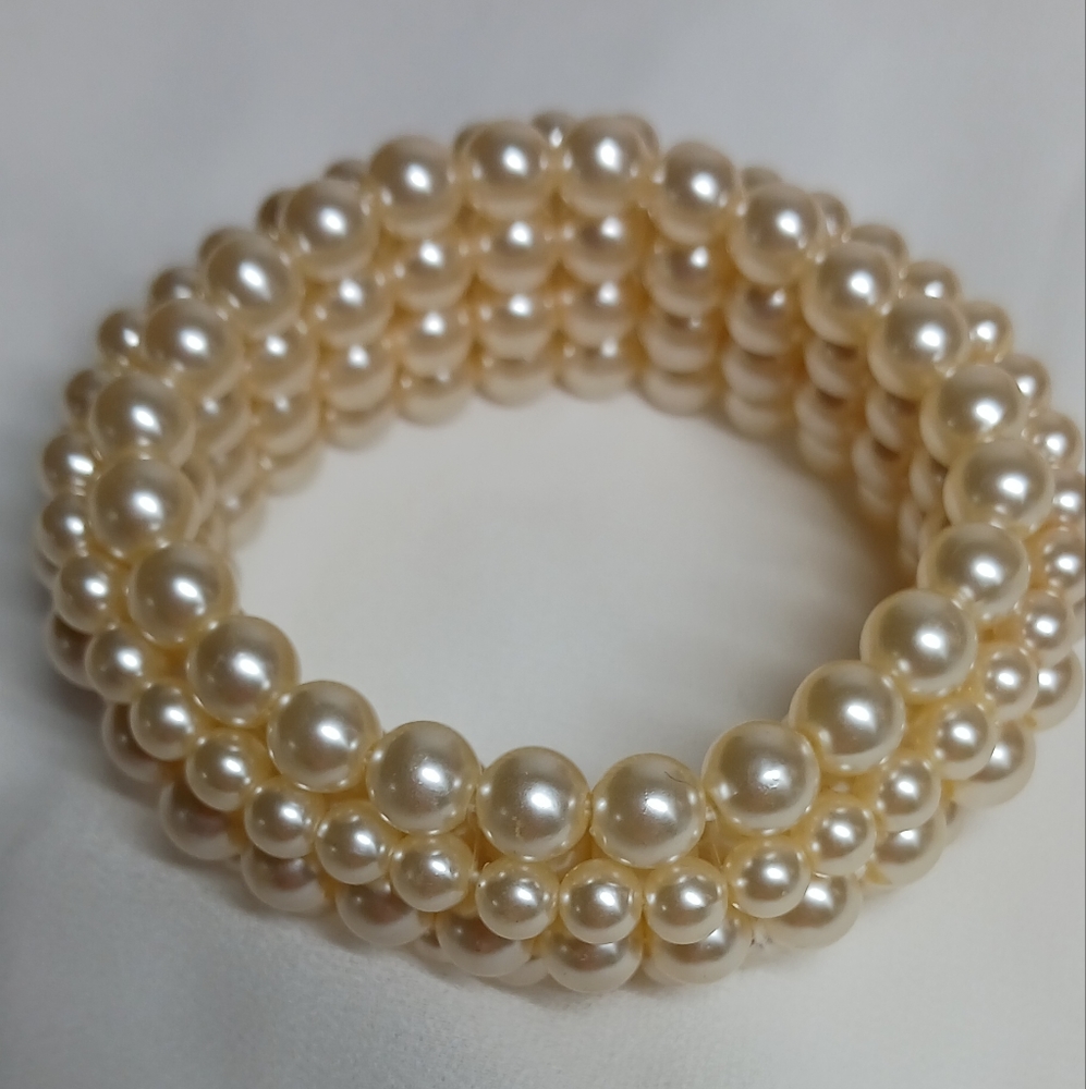 Faux pearls bracelet